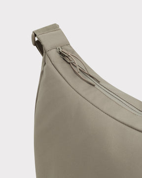 Halbmond-Tasche 'Ally XL' in Beige mit Reißverschluss und verstellbarem Träger