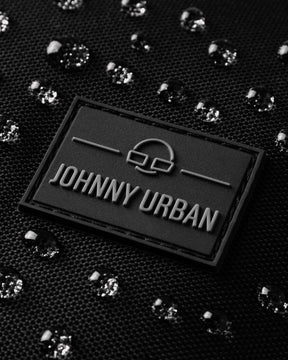 Wasserabweisendes schwarzes Material mit Johnny Urban Logo und Wassertropfen