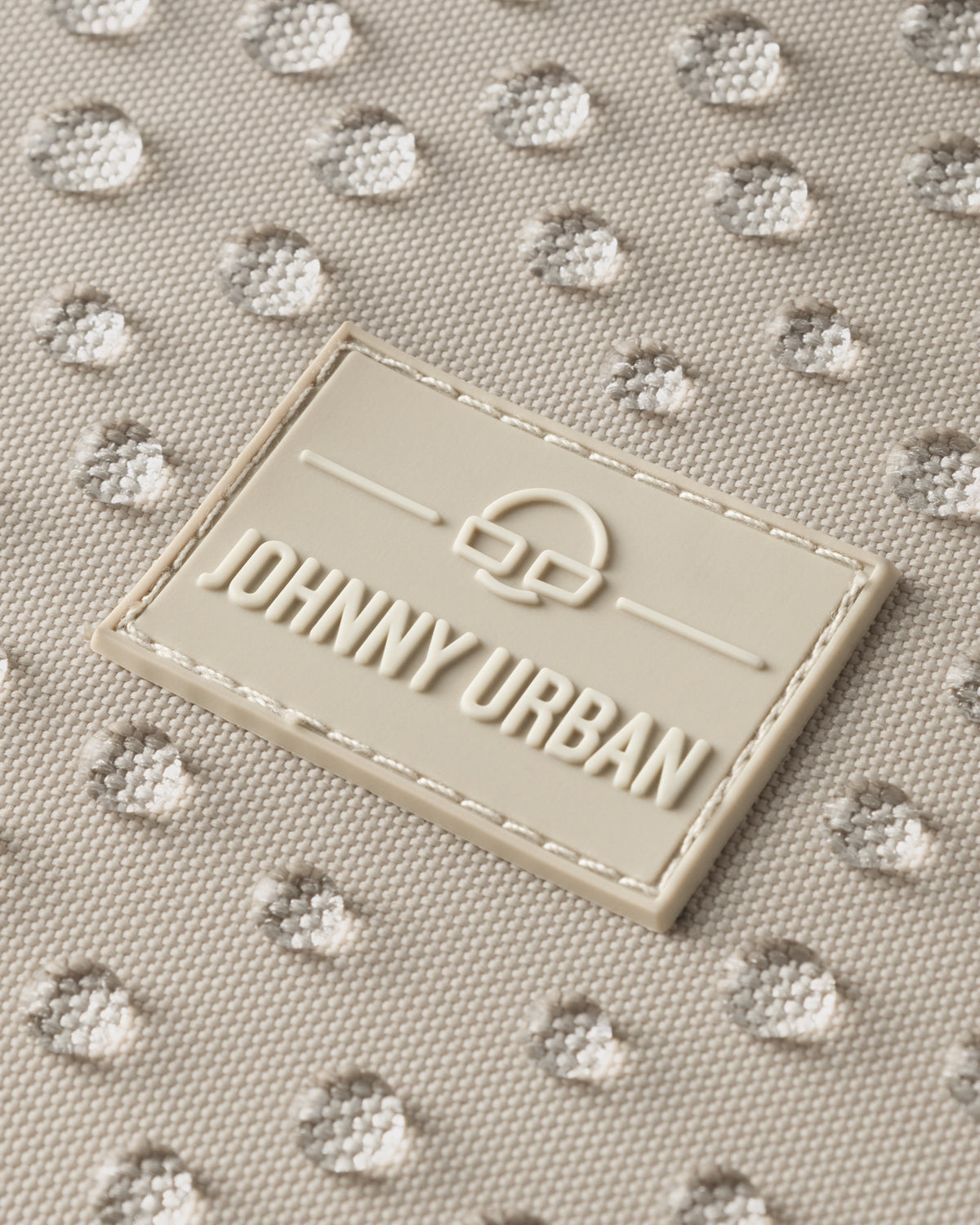 Wasserabweisender Stoff mit Johnny Urban Logo auf beigem Half Moon Bag 'Ally XL'