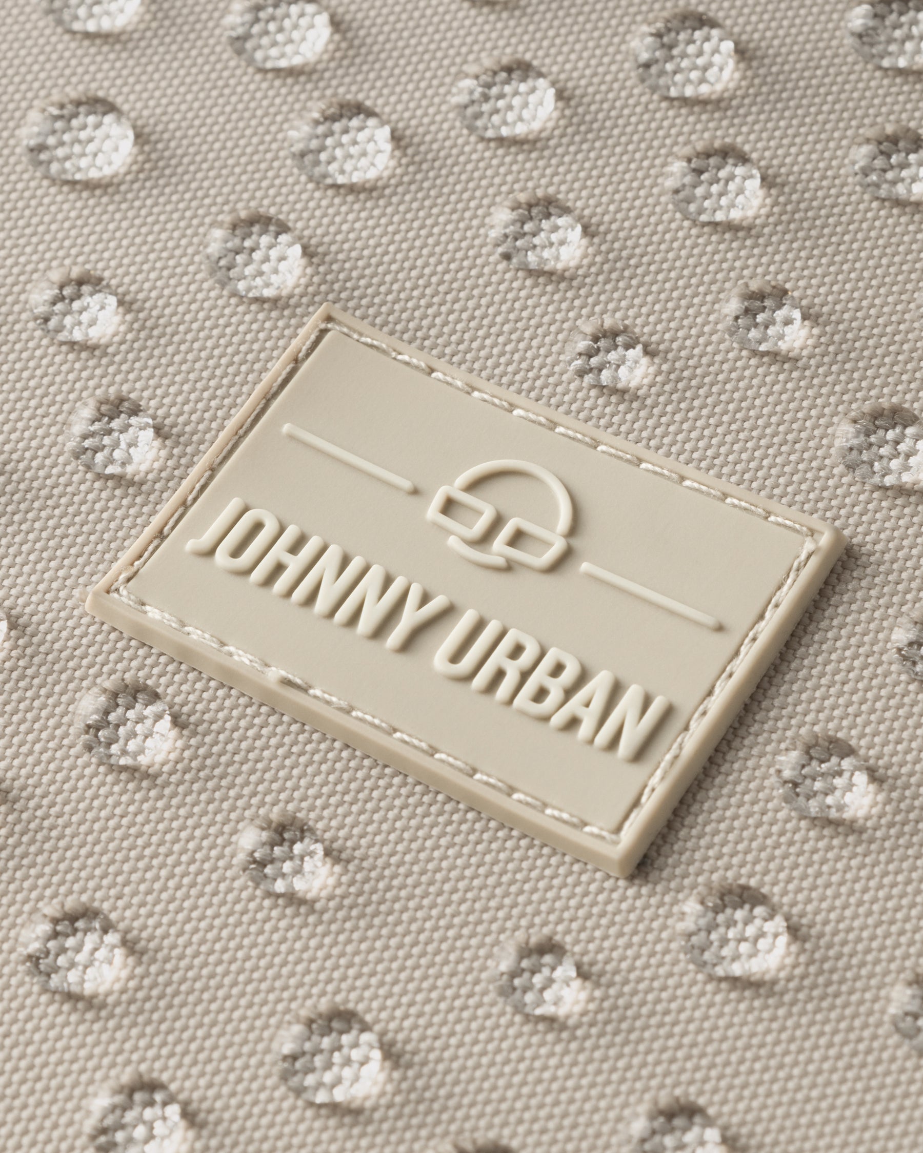 Wasserabweisender Stoff mit Johnny Urban Logo auf beigem Half Moon Bag 'Ally XL'