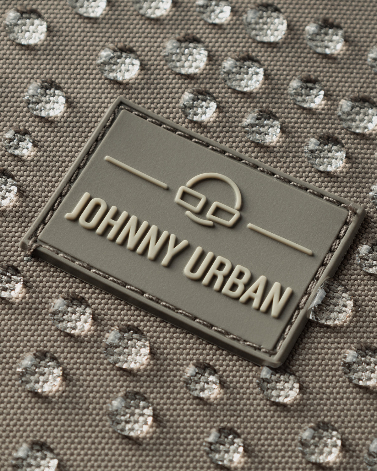 Nahe Ansicht des wasserabweisenden Johnny Urban Halbmondtasche Ally XL mit Tropfen auf der Oberfläche