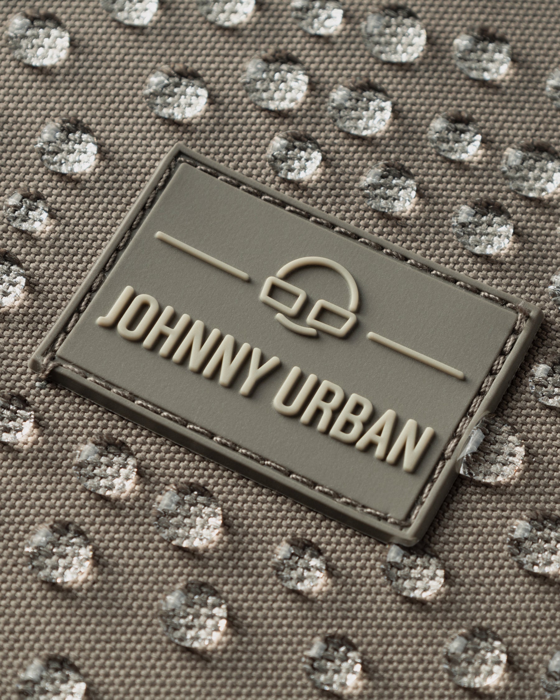 Nahe Ansicht des wasserabweisenden Johnny Urban Halbmondtasche Ally XL mit Tropfen auf der Oberfläche