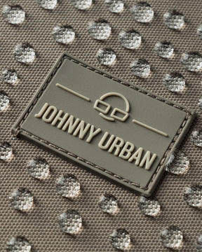 Nahe Ansicht des wasserabweisenden Johnny Urban Halbmondtasche Ally XL mit Tropfen auf der Oberfläche
