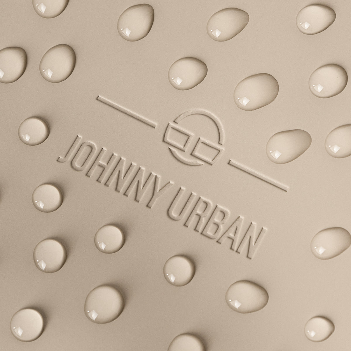 Nahaufnahme von Wassertröpfchen auf der wasserabweisenden Oberfläche des Johnny Urban Half Moon Bag 'Rory'