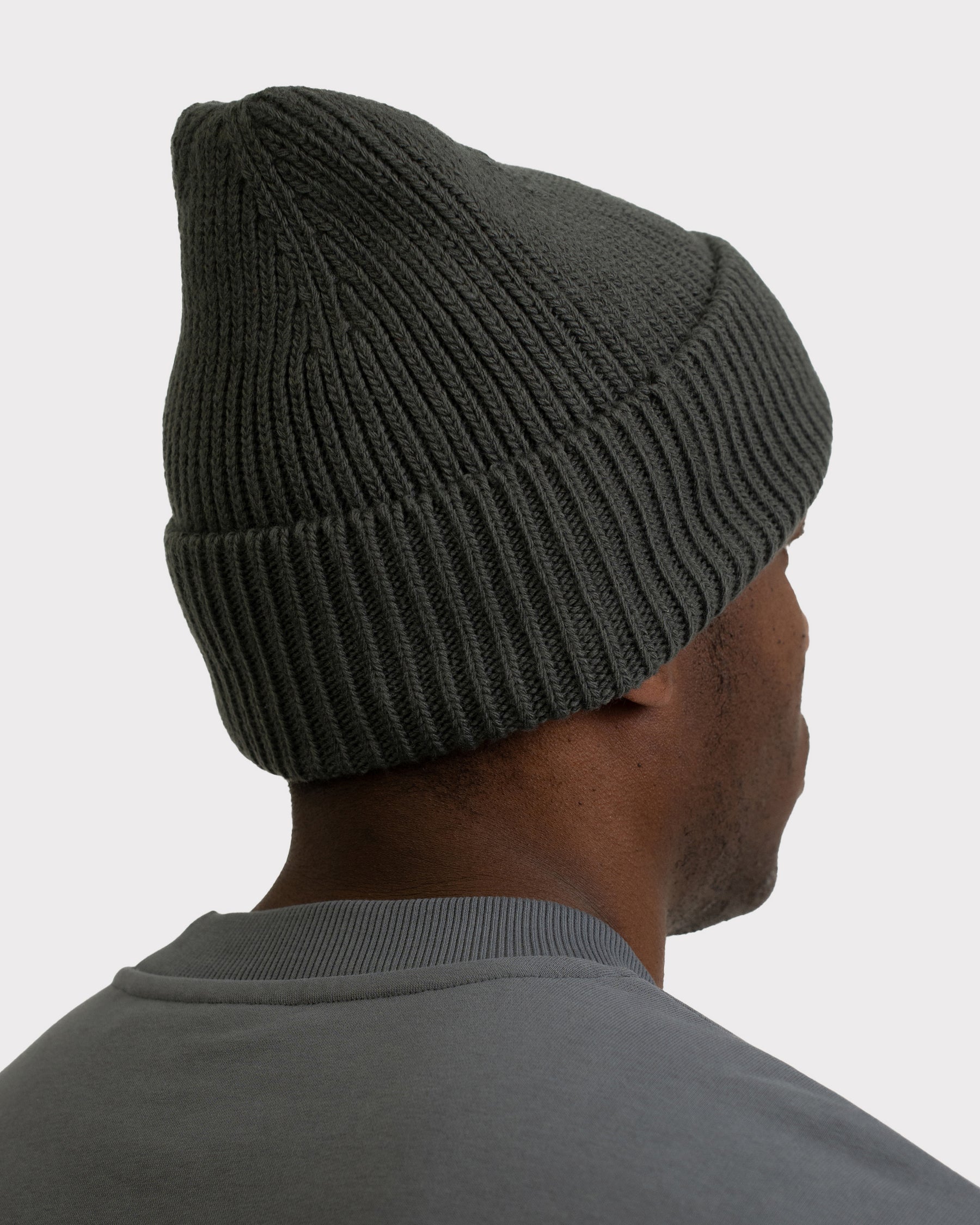 Herren trägt graue Strickmütze 'Billie' von Johnny Urban, Rückenansicht