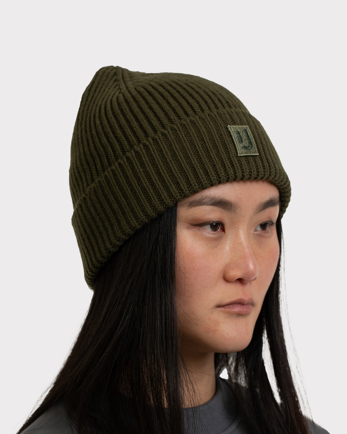 Dunkelgrüne Strickmütze 'Billie' von Johnny Urban auf weiblichem Modell