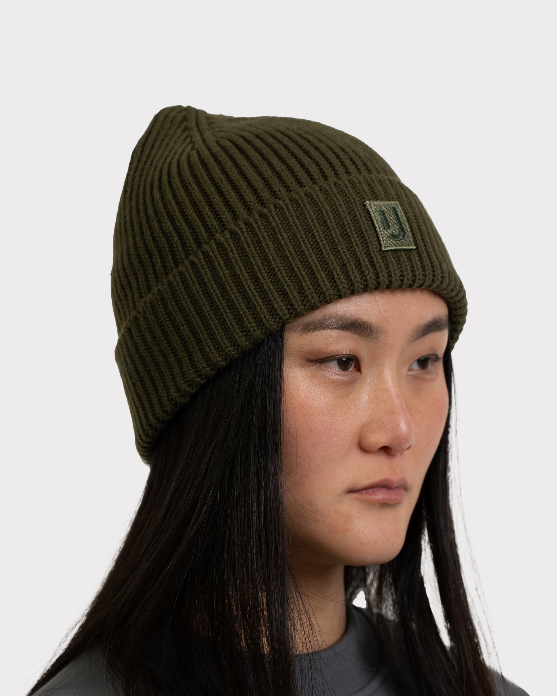 Dunkelgrüne Strickmütze 'Billie' von Johnny Urban auf weiblichem Modell