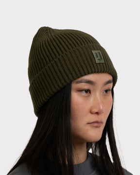 Dunkelgrüne Strickmütze 'Billie' von Johnny Urban auf weiblichem Modell