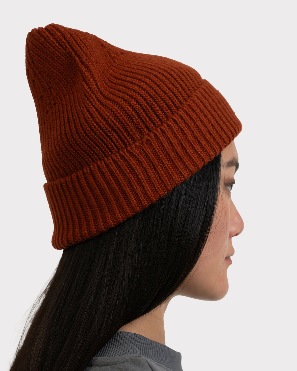 Damenprofil mit rostroter gestrickter Beanie-Mütze 'Billie' von Johnny Urban