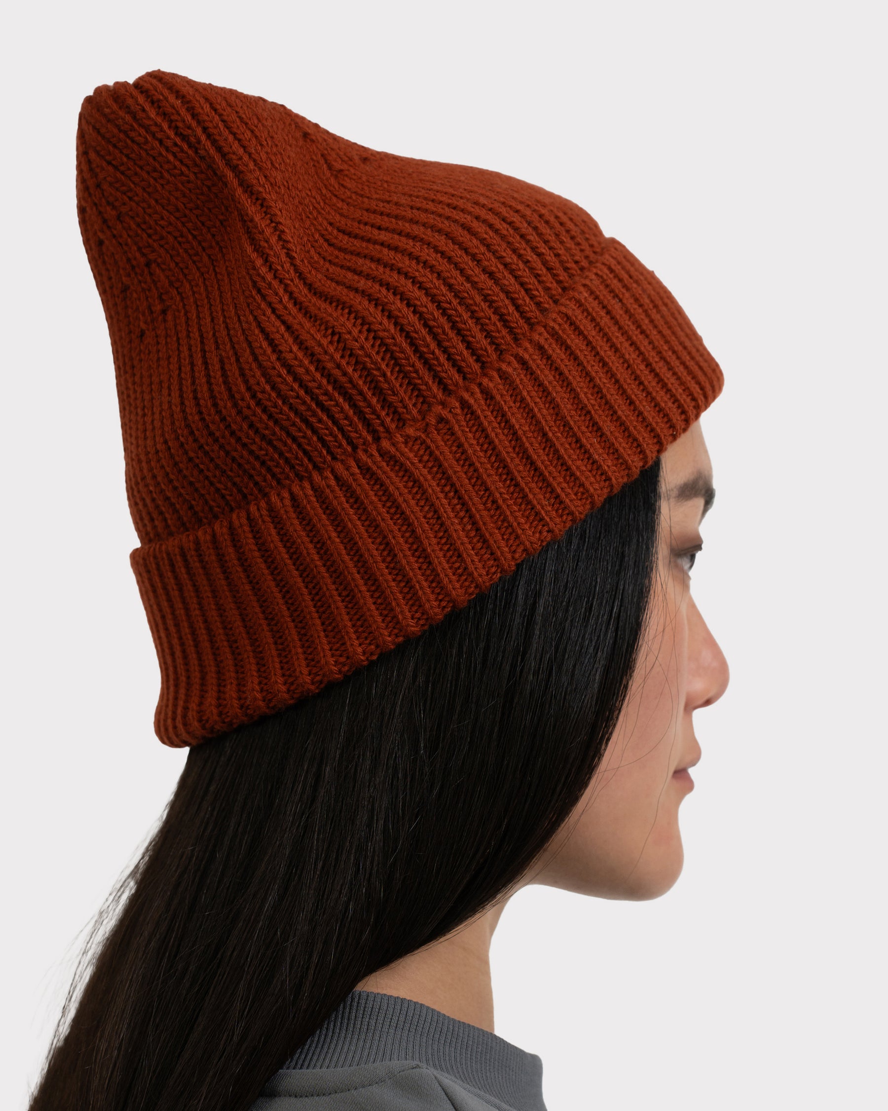 Damenprofil mit rostroter gestrickter Beanie-Mütze 'Billie' von Johnny Urban