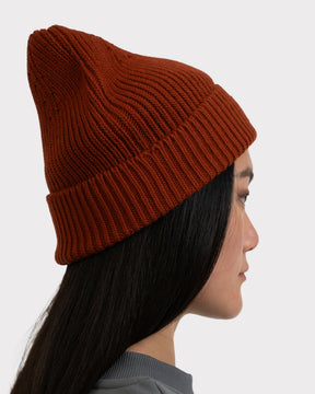 Damenprofil mit rostroter gestrickter Beanie-Mütze 'Billie' von Johnny Urban