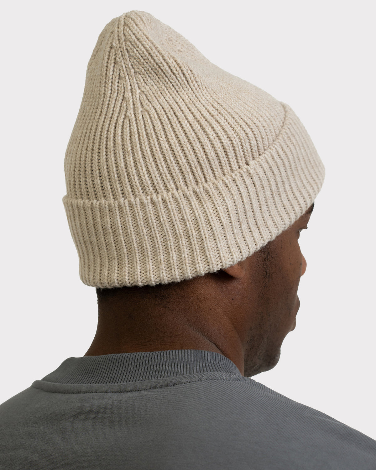 Beige gestrickte Mütze 'Billie' von Johnny Urban, getragen von einem Mann von hinten
