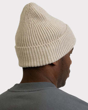Beige gestrickte Mütze 'Billie' von Johnny Urban, getragen von einem Mann von hinten
