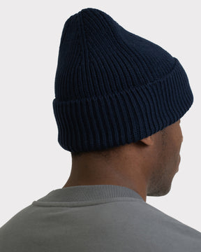 Dunkelblaue Strickmütze 'Billie' von Johnny Urban an einem Mann von hinten