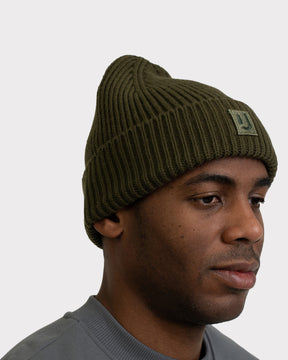 Dunkelgrüne gerippte Beanie-Mütze 'Billie' von Johnny Urban auf einem Mann