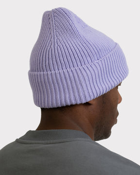 Rückansicht eines dunkelhäutigen Mannes mit lila, gestrickter Mütze 'Billie' von Johnny Urban