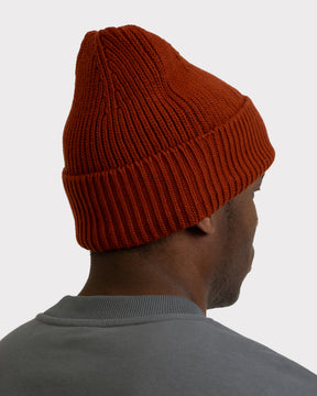 Männliches Modell von hinten mit rostroter Strickmütze 'Billie' von Johnny Urban und grauem Pullover