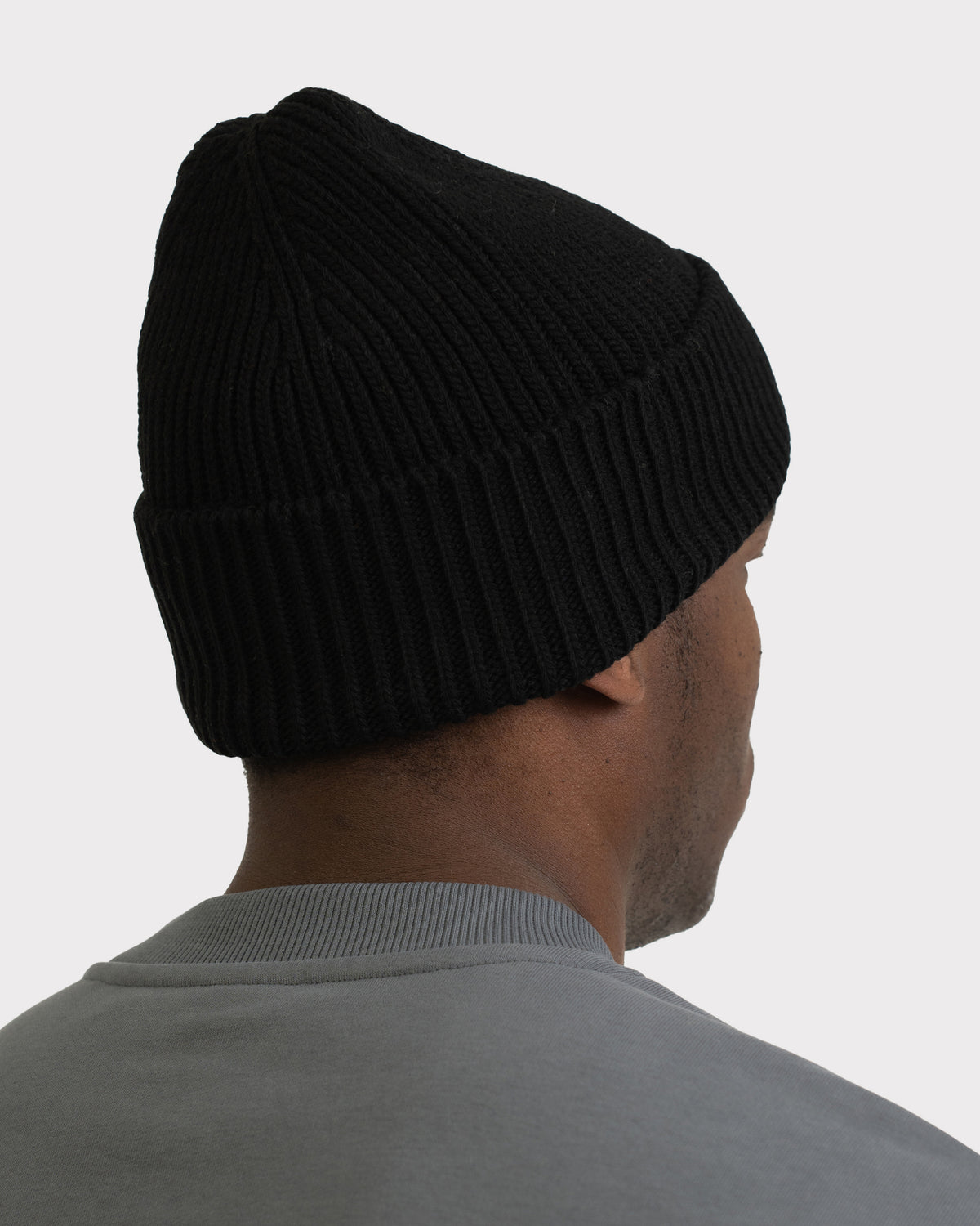 Schwarze gerippte Beanie-Mütze 'Billie' von Johnny Urban, getragen von hinten