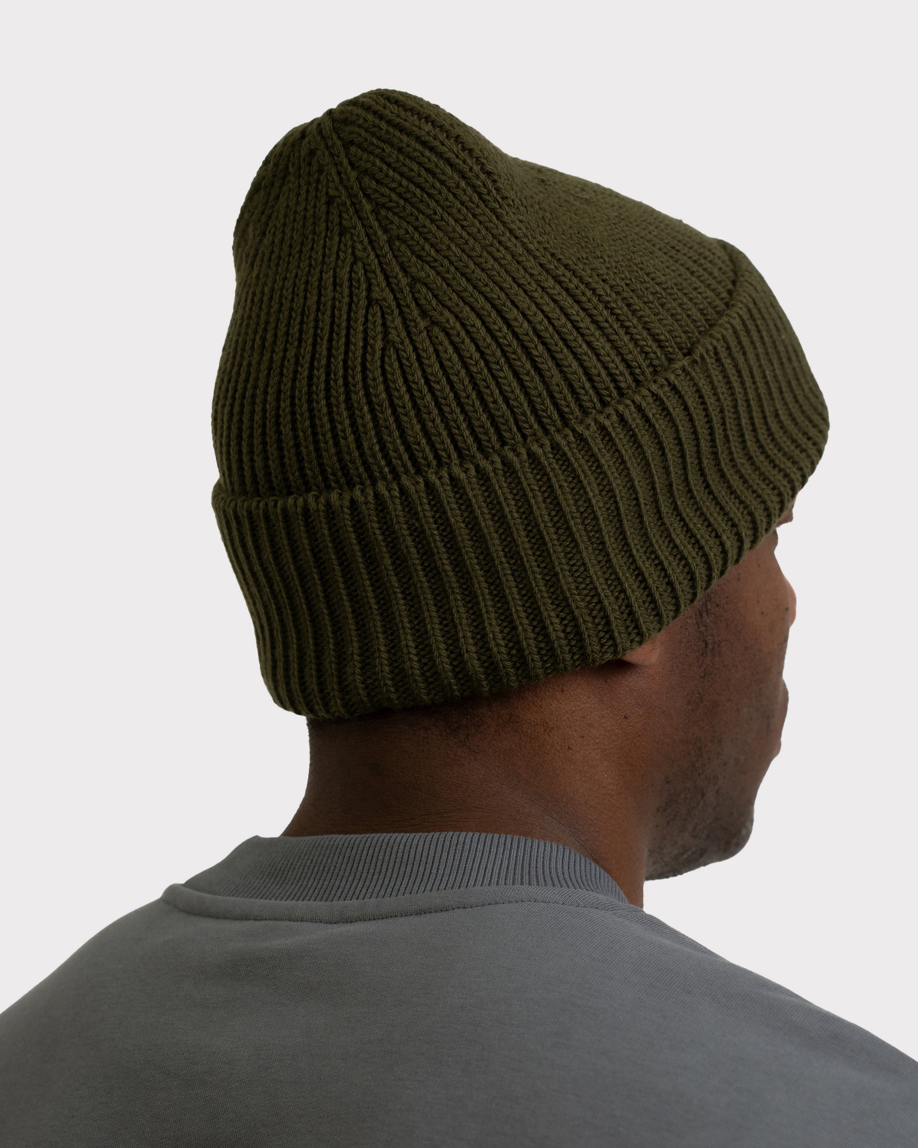Dunkelgrüne, gerippte Strickmütze 'Billie' von Johnny Urban an männlichem Modell von hinten