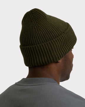 Dunkelgrüne, gerippte Strickmütze 'Billie' von Johnny Urban an männlichem Modell von hinten