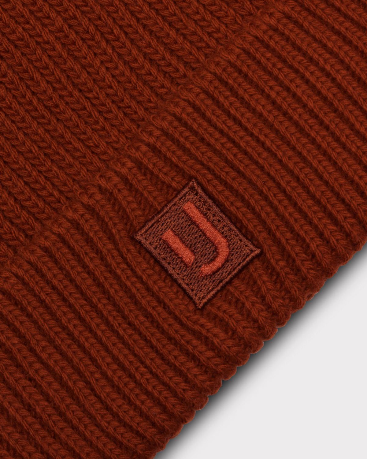 Strickmütze 'Billie' von Johnny Urban in dunkelrot mit kleinem Logo-Label