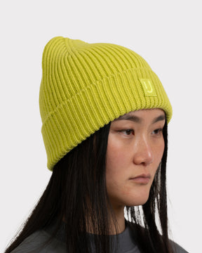 Frau mit limefarbener gerippter Strickmütze 'Billie' von Johnny Urban
