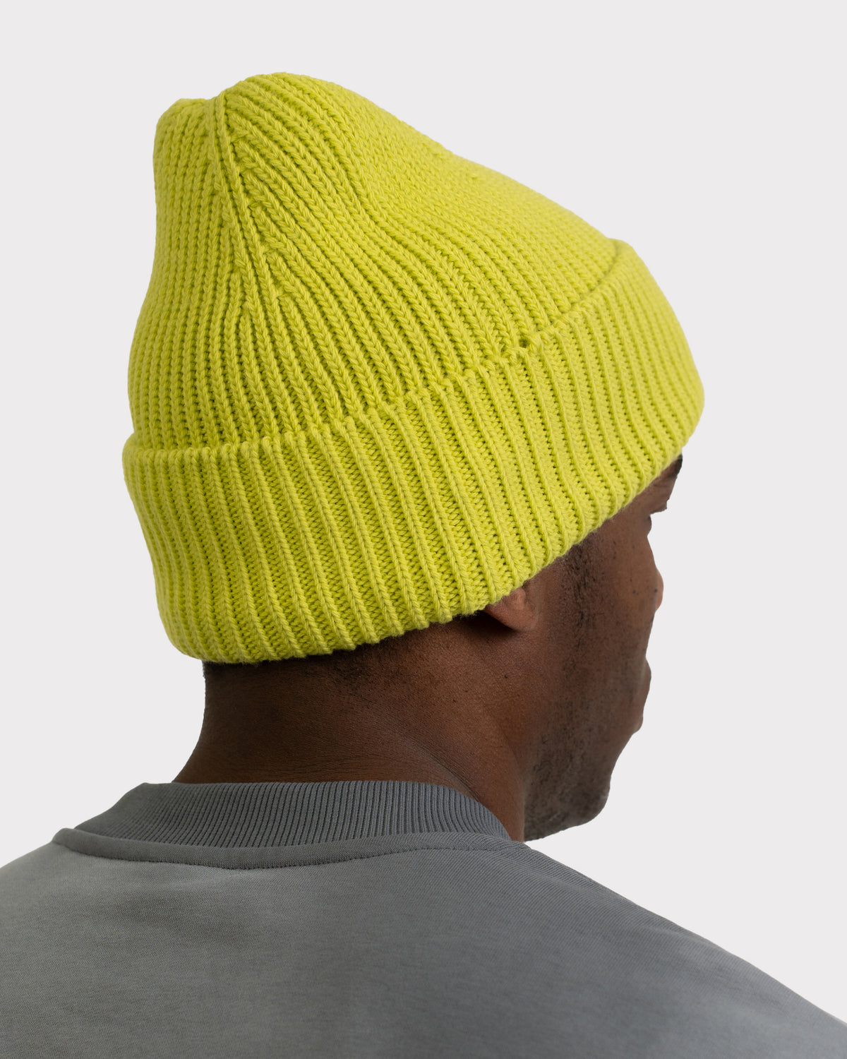 Mann trägt limefarbene Strickmütze 'Billie' von Johnny Urban