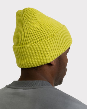 Mann trägt limefarbene Strickmütze 'Billie' von Johnny Urban