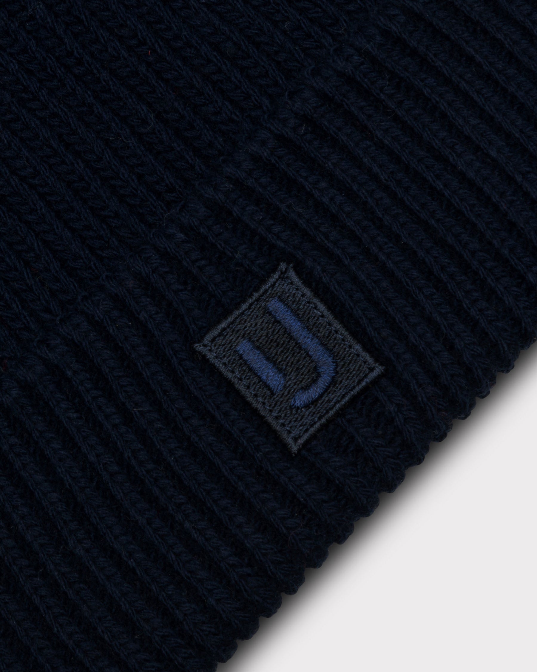 Blaue, gerippte Strickmütze 'Billie' von Johnny Urban mit schwarzem Markenlogo