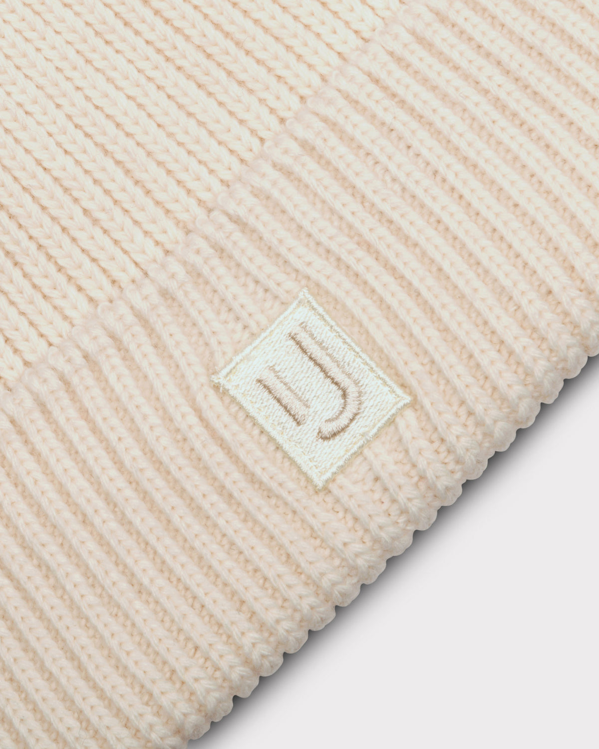 Cremefarbene Strickmütze 'Billie' von Johnny Urban mit eingesticktem Logo-Patch