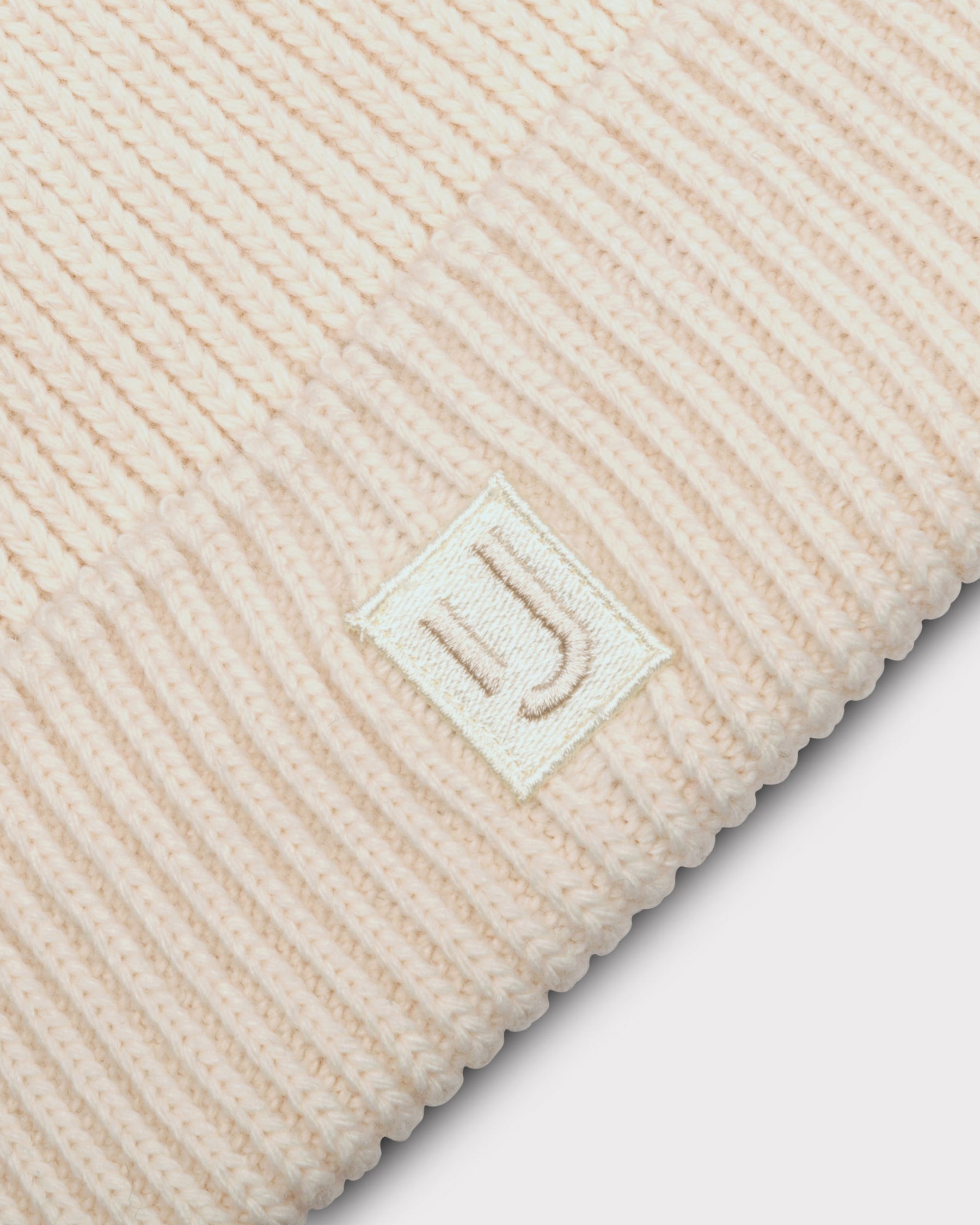 Cremefarbene Strickmütze 'Billie' von Johnny Urban mit eingesticktem Logo-Patch