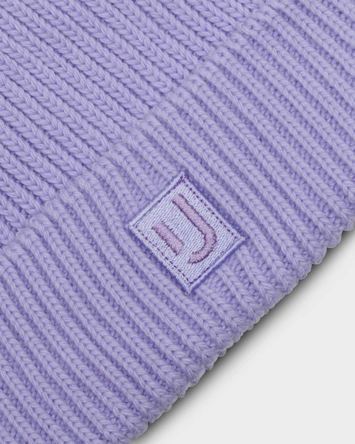 Strickmütze 'Billie' von Johnny Urban in hellem Lila mit kleinem quadratischem Logo