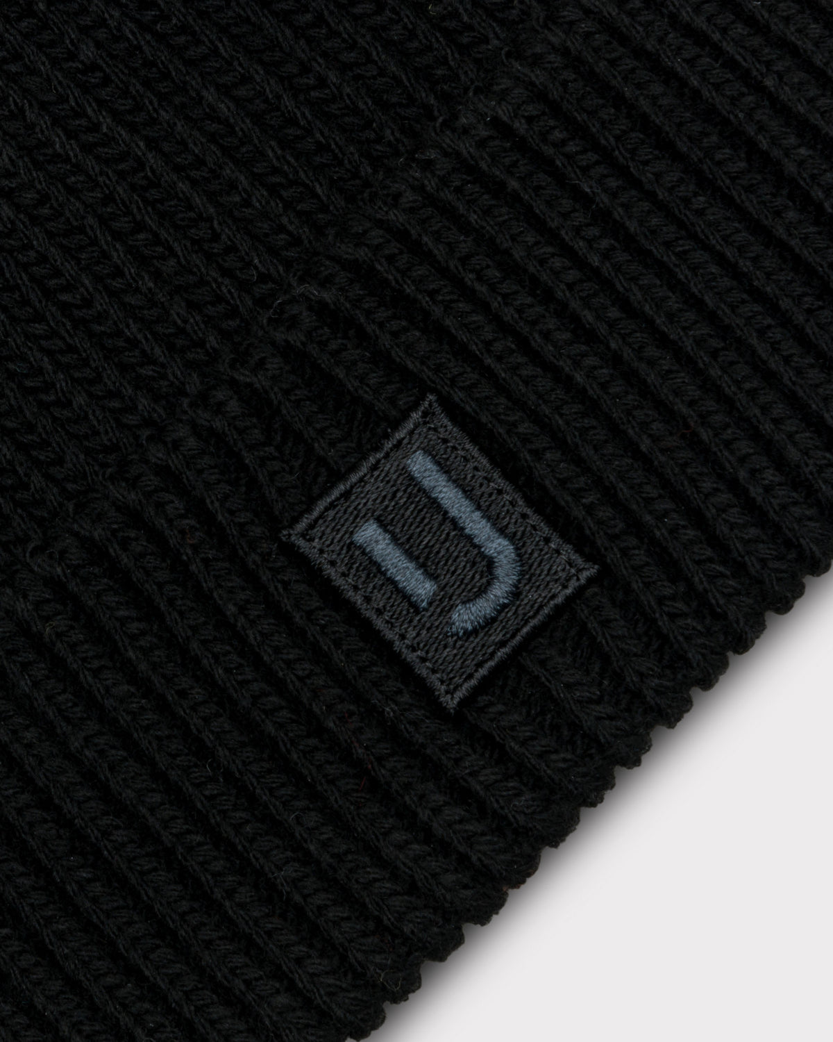 Schwarze, gerippte Strickmütze „Billie“ mit einem kleinen Johnny Urban Logo-Patch