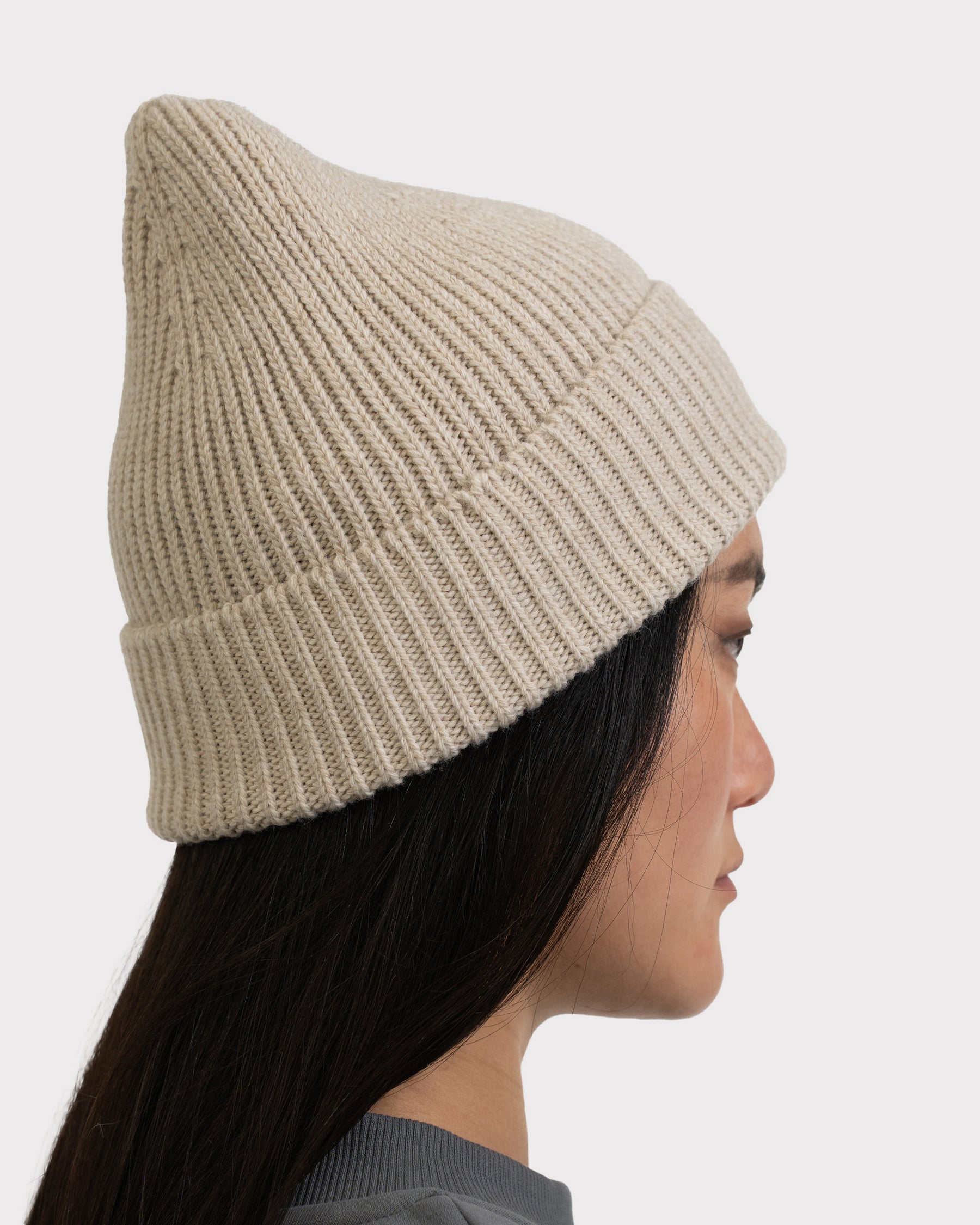 Beige gestrickte Damenmütze 'Billie' von Johnny Urban auf einem Profil einer Frau
