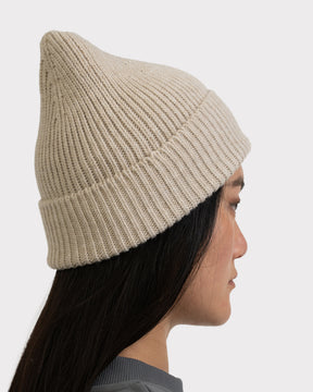 Beige gestrickte Damenmütze 'Billie' von Johnny Urban auf einem Profil einer Frau