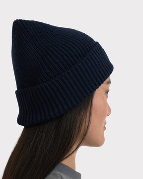 Dunkelblaue Damen-Strickmütze 'Billie' von Johnny Urban, getragen von Seite