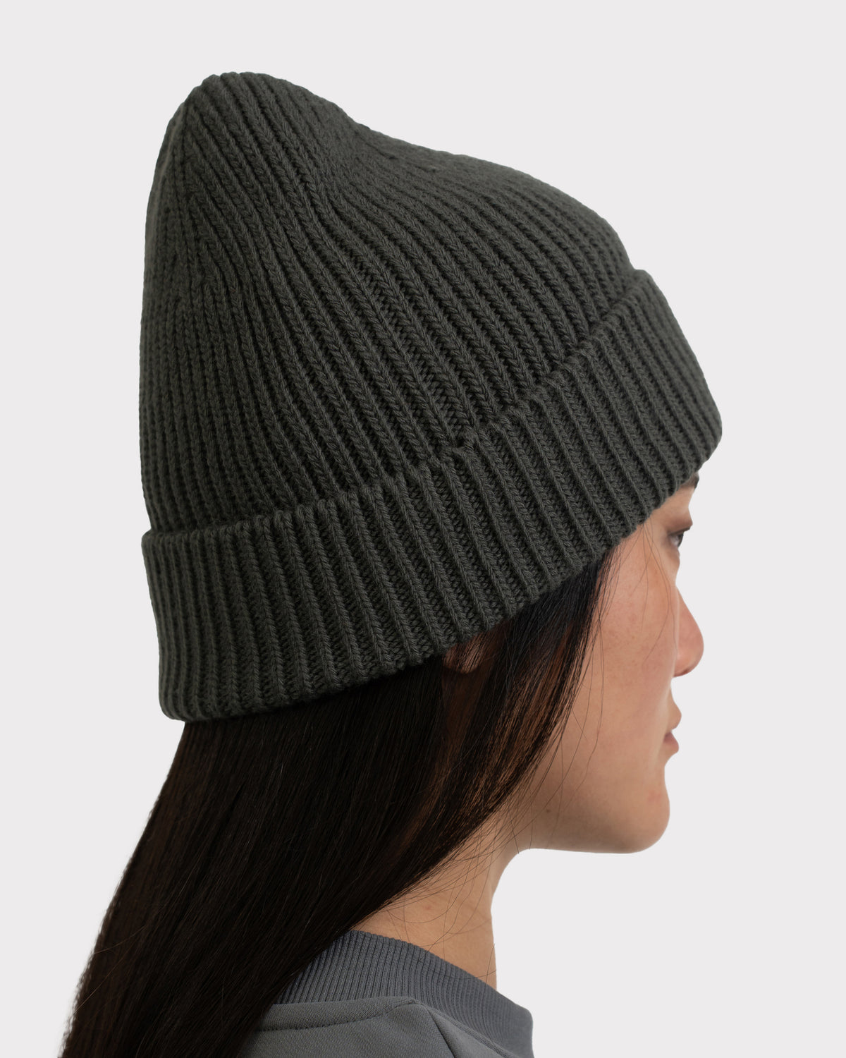 Damenprofil mit grauer Strickmütze 'Billie' von Johnny Urban