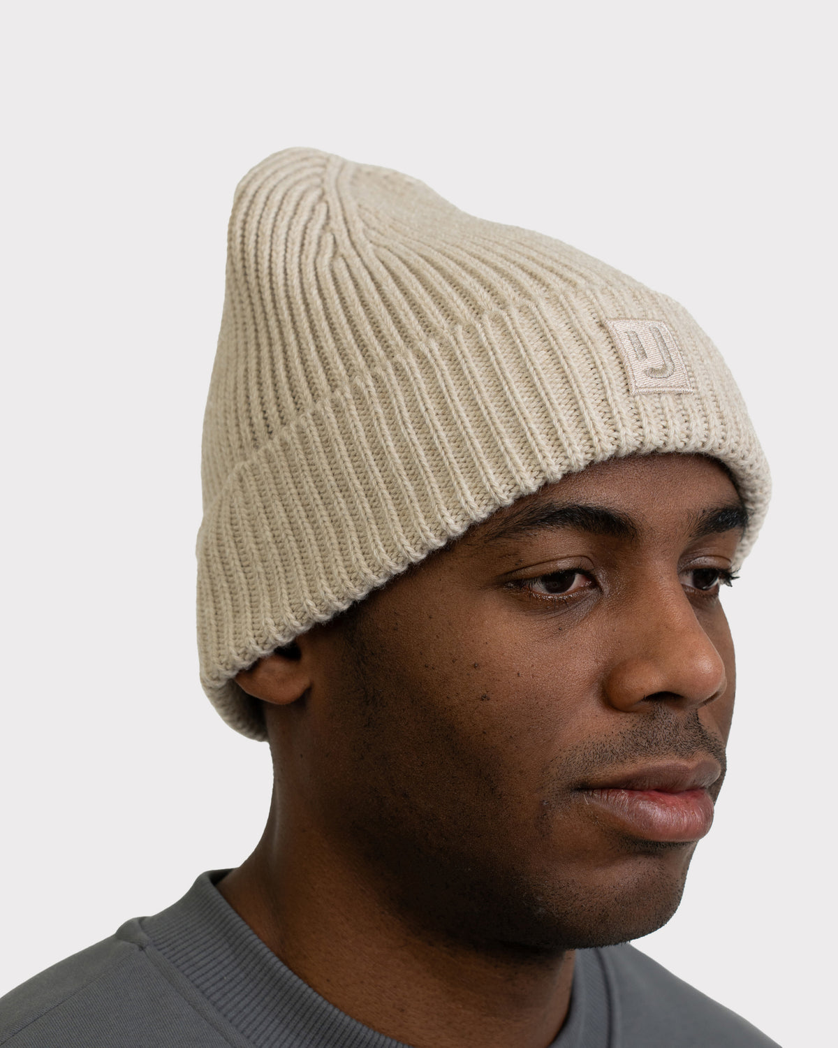 Beige gestrickte Herrenmütze 'Billie' von Johnny Urban, getragen von einem Mann