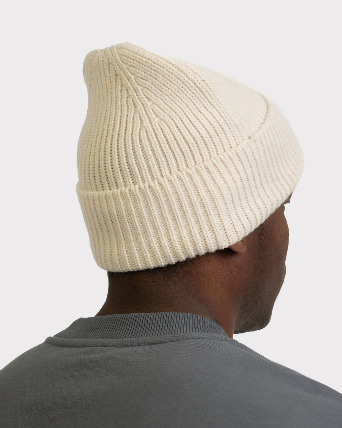 Mann von hinten mit cremefarbener, gerippter Strickmütze Billie von Johnny Urban