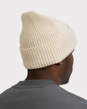 Mann von hinten mit cremefarbener, gerippter Strickmütze Billie von Johnny Urban