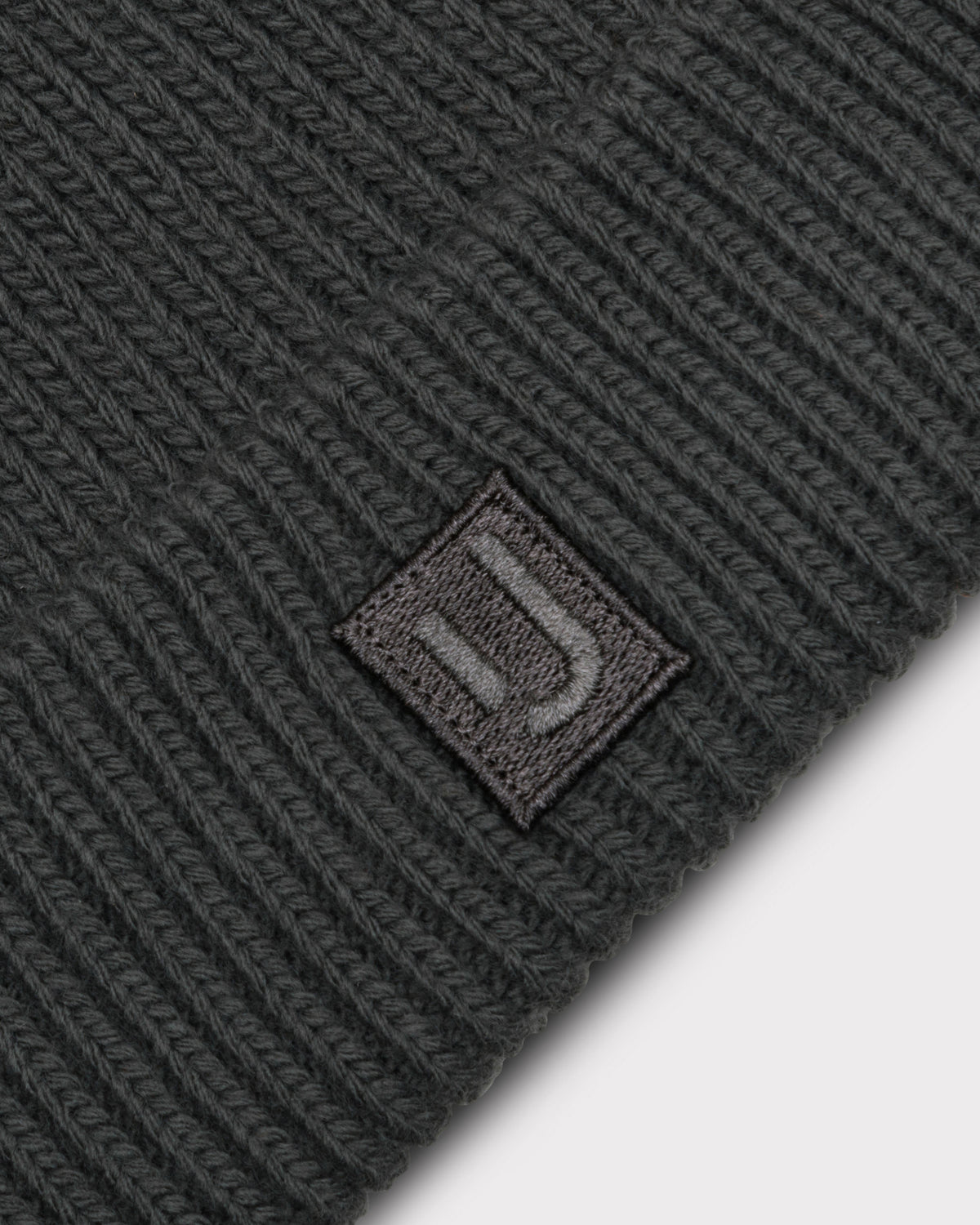 Grau gestrickte Mütze 'Billie' mit Johnny Urban Logo auf einem kleinen schwarzen Patch