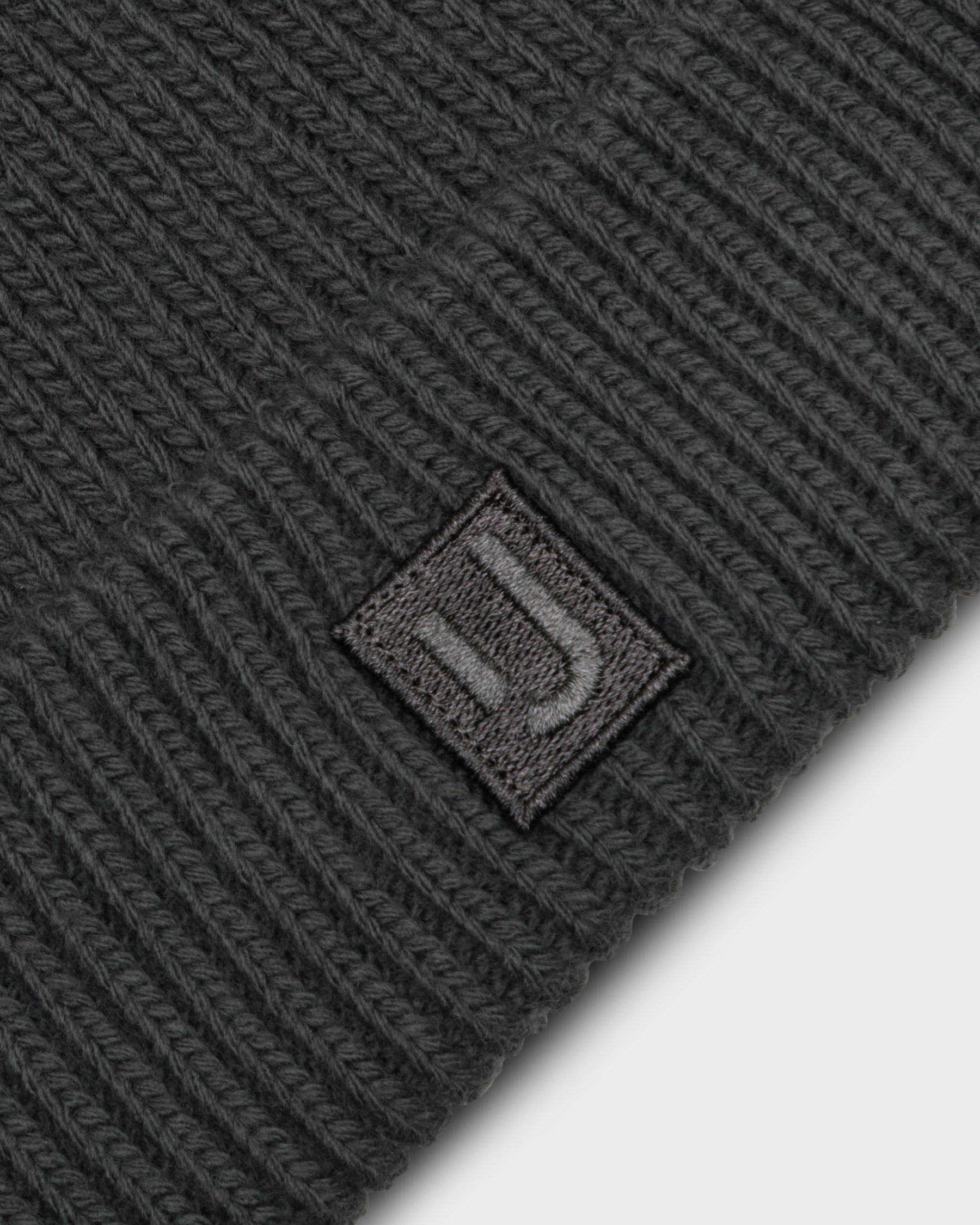 Grau gestrickte Mütze 'Billie' mit Johnny Urban Logo auf einem kleinen schwarzen Patch