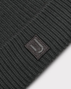 Grau gestrickte Mütze 'Billie' mit Johnny Urban Logo auf einem kleinen schwarzen Patch
