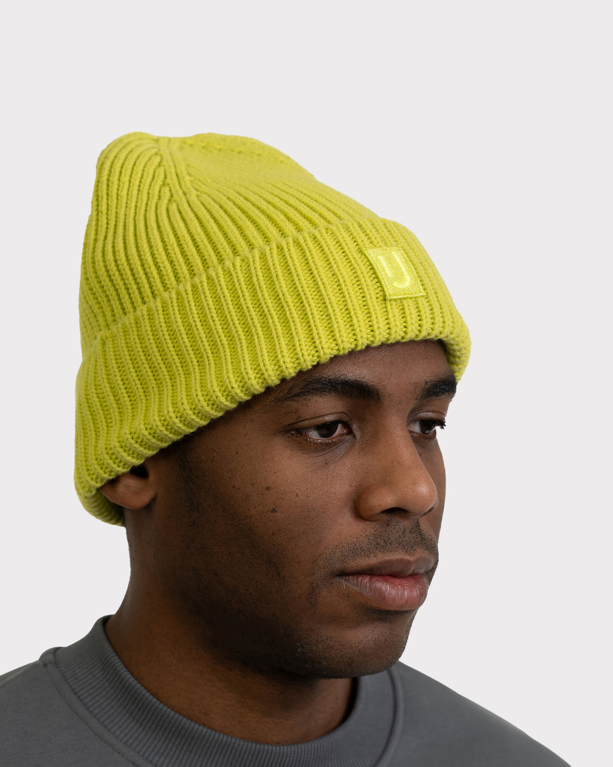 Mann trägt limefarbene gerippte Strickmütze 'Billie' von Johnny Urban