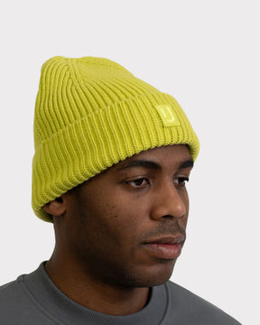 Mann trägt limefarbene gerippte Strickmütze 'Billie' von Johnny Urban