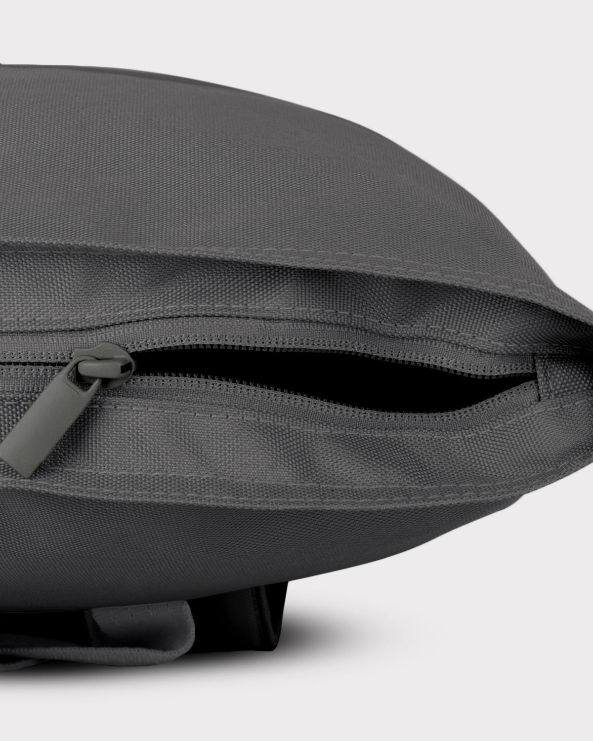 Dunkelgrauer nachhaltiger Rolltop Rucksack 'Robin Medium' mit geöffnetem seitlichem Reißverschluss