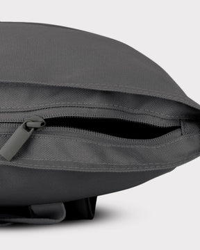 Dunkelgrauer nachhaltiger Rolltop Rucksack 'Robin Medium' mit geöffnetem seitlichem Reißverschluss