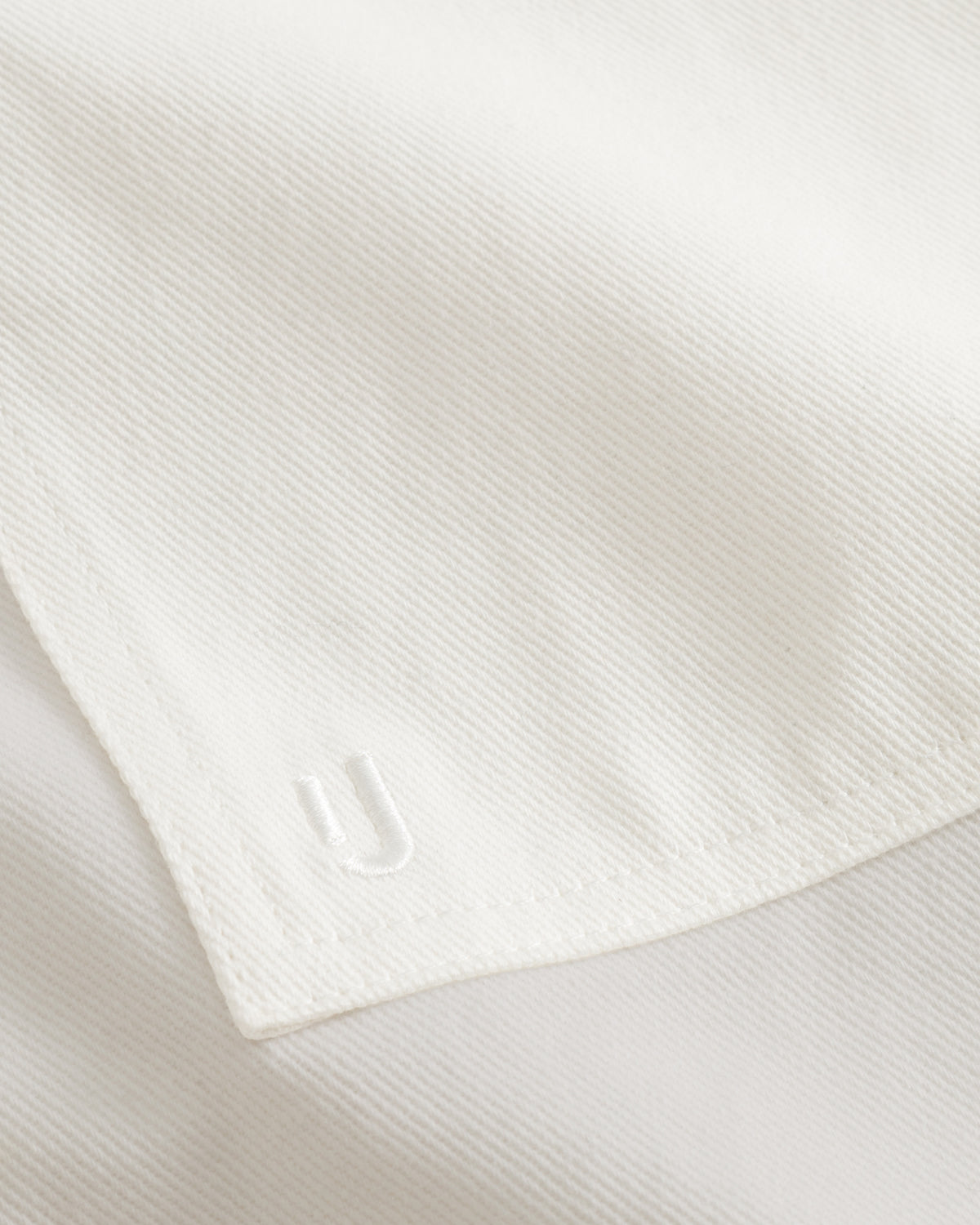 Nahe Aufnahme einer cremefarbenen Baumwoll-Overshirt "Cameron" von Johnny Urban mit dezenter Stickerei