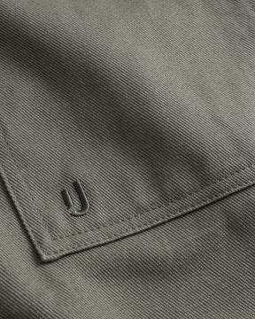 Detailaufnahme der grüngrauen Baumwoll-Overshirttasche 'Cameron' mit gesticktem Markenlogo