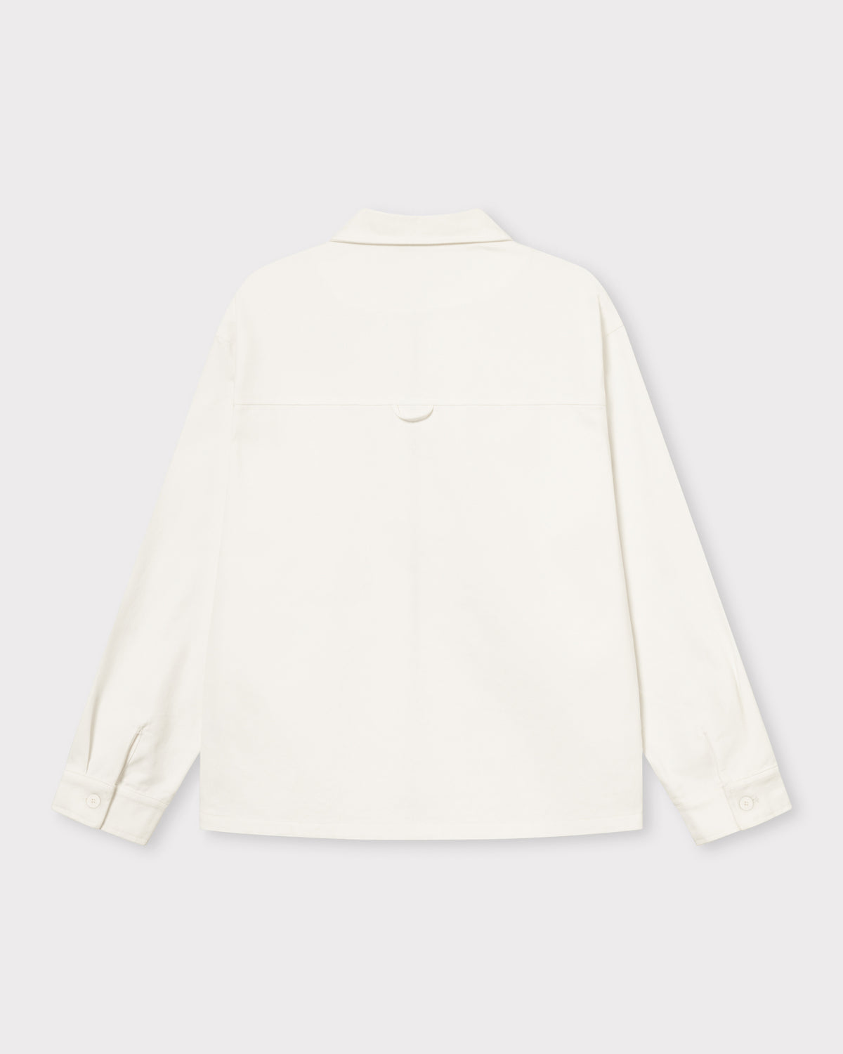 Rückansicht des cremefarbenen Overshirts 'Cameron' mit langem Arm, Kragen und Knopfmanschetten